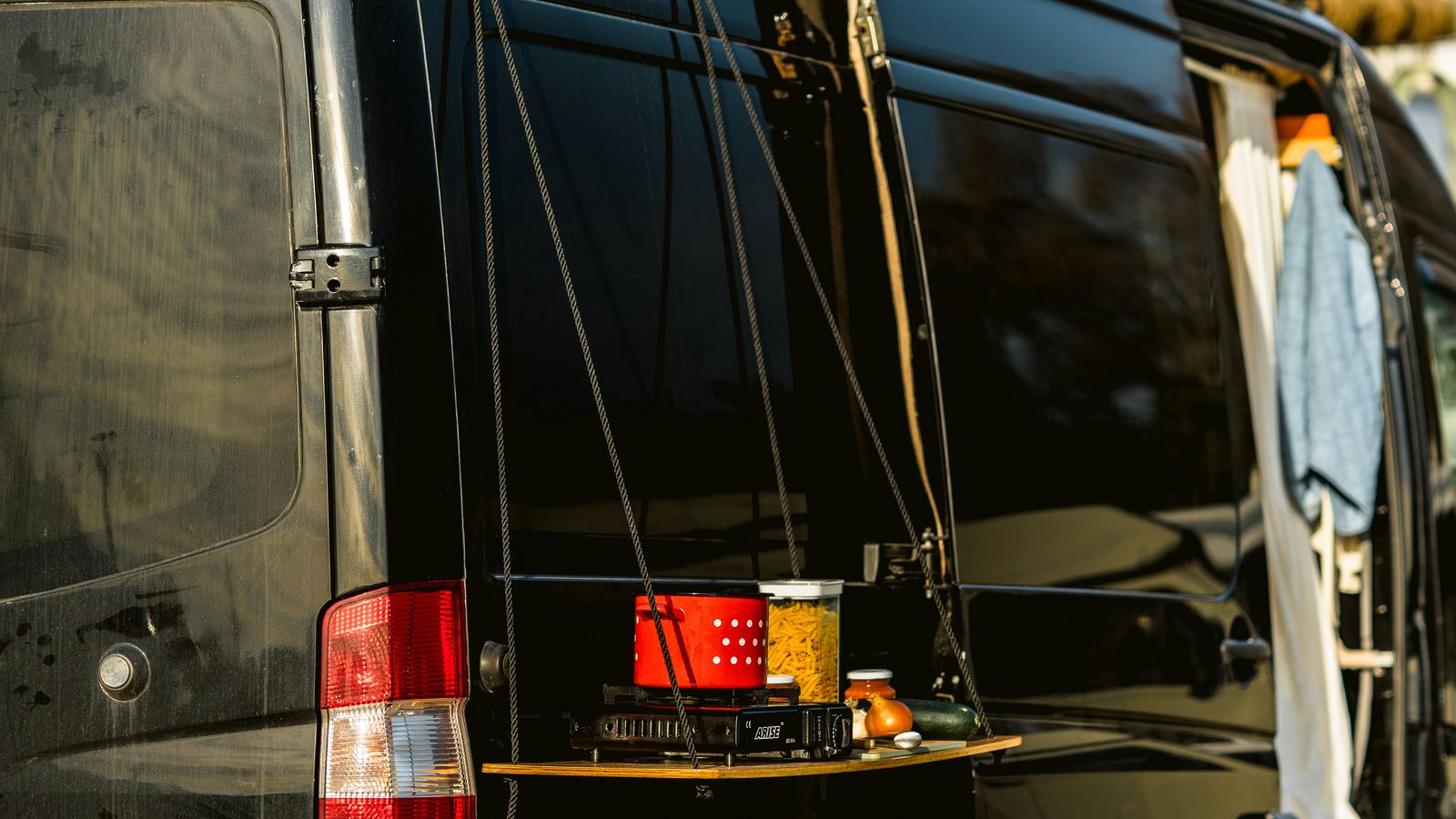 Van noir avec cuisine extérieure
