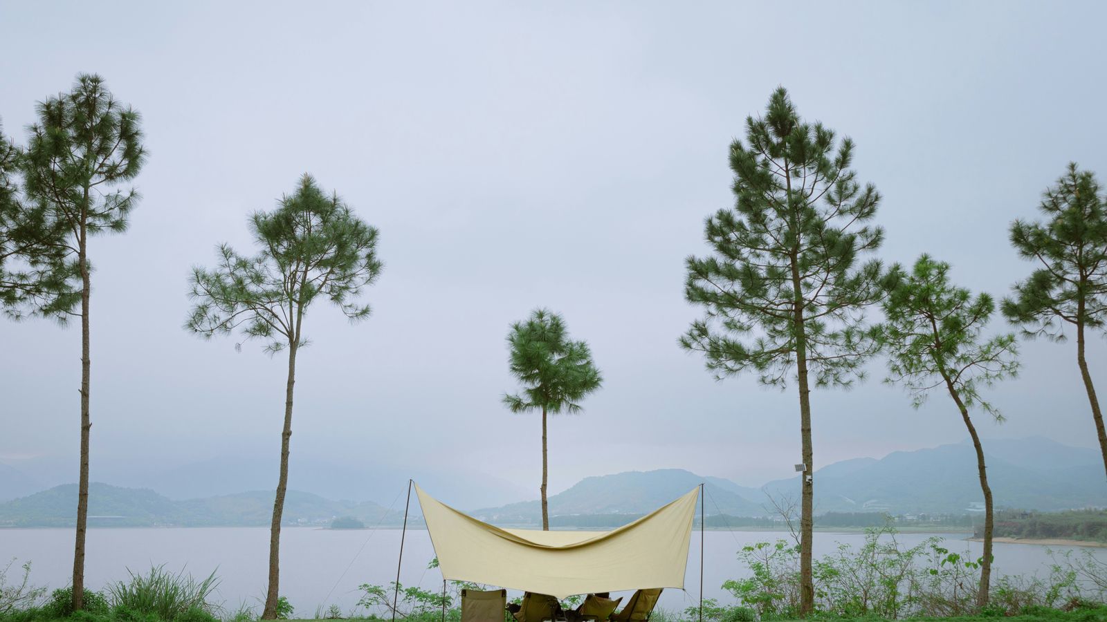 Campement avec chaises au bord d'un lac